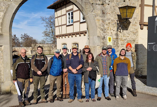 Gruppenfoto mit den Teilnehmern vor dem Hochschulgebäude