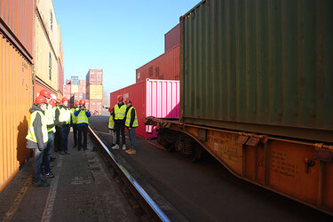 Studierende stehen an einem Container