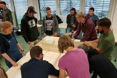 Studienanfänger konstruieren gemeinsam mit einem Steckbausystem