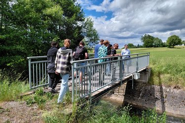 Studierende stehen auf einer Brücke