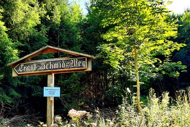 Schild mit der Aufschrift "Ernst-Schmid-Weg" im Rammert