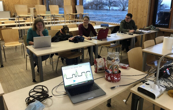 Die Studierenden sitzt gemeinsam in einem Seminarraum. Jeder der Studierenden sitzt vor einem Laptop.