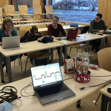 Die Studierenden sitzt gemeinsam in einem Seminarraum. Jeder der Studierenden sitzt vor einem Laptop.