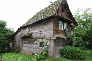 Holzhaus mit Storchennest