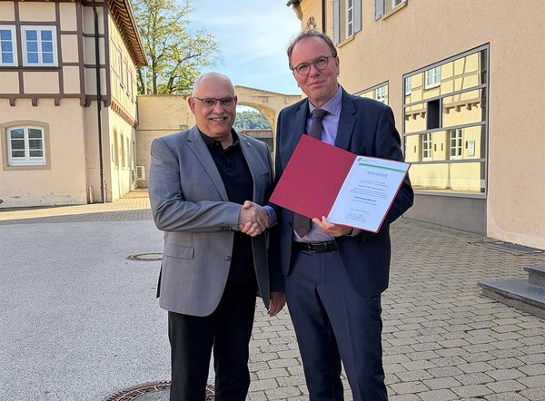Prof. Kaiser übergibt die Urkunde