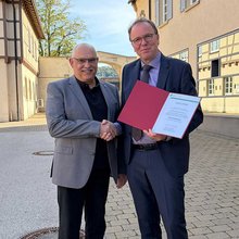 Prof. Kaiser übergibt die Urkunde