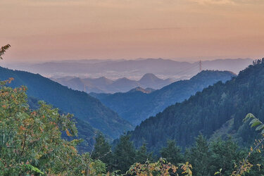 Blick auf eine Bergkette bei Sonnenuntergang
