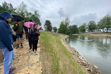 Studierende begutachten einen renaturierten Flusslauf