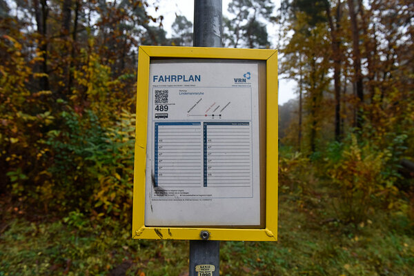 Foto von einem Busfahrplan an einer Haltestelle