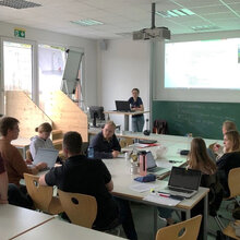 Studierende besprechen sich im Seminarraum