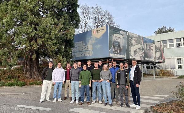 Gruppenfoto mit den Teilnehmern vor dem Werksgelände des Fertighaushersteller Schwörer Haus KG