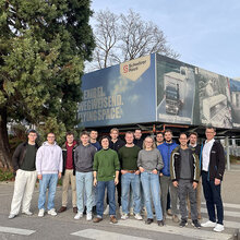 Gruppenfoto mit den Teilnehmern vor dem Werksgelände des Fertighaushersteller Schwörer Haus KG