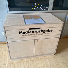 Hölzerne Rückgabebox für Bibliotheksmedien