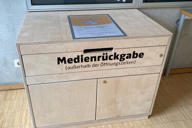 Hölzerne Rückgabebox für Bibliotheksmedien