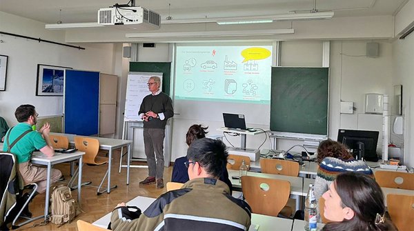 Michael Rost stellt das Verbesserungsmanagement des Landesbetriebs HessenForst vor.