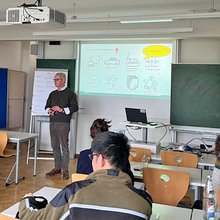 Michael Rost stellt das Verbesserungsmanagement des Landesbetriebs HessenForst vor.