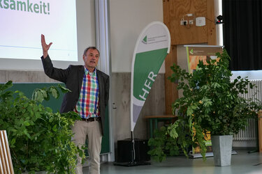 Prof. Rainer Luick moderiert auf der Bühne sein Abschiedssymposium
