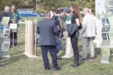 Teilnehmer im Beratungsgespräch am Infostand zu Wüchshüllen