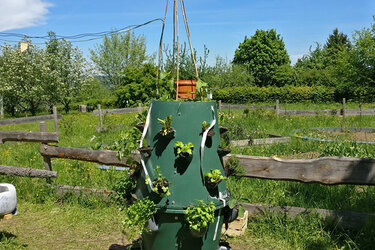 Der Turm besitzt neben seiner Funktion zum Pflanzenanbau die Fähigkeit organische Abfälle im Inneren zu kompostieren.