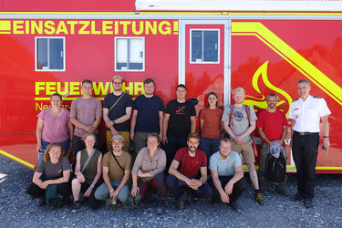 Gruppenfoto der Teilnehmer vor einem Feuerwehrfahrzeug