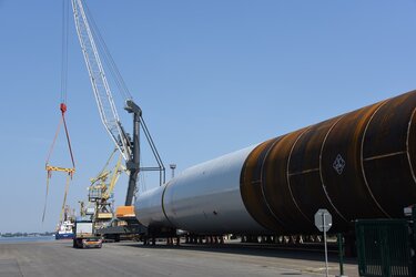 Ein Spezialrohr für Offshore-Windkraftanlagen mit einem Durchmesser von bis zu 10 m liegt im Hafen