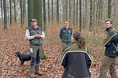 Revierleiter Stephan Nöh erläutert die besonderen Herausforderungen der Bewirtschaftung älterer Buchenwälder im stadtnahen Gebiet.