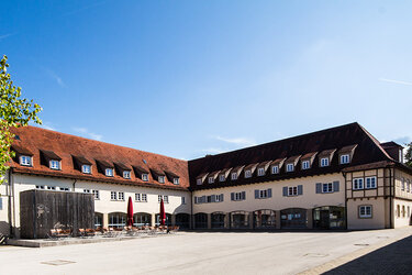 Blick in den Innenhof des Schadenweilerhofs - Hauptgebäude der Hochschule Rottenburg