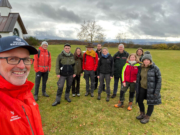 Gruppenfoto mit Peter Wohlleben und den Studierenden