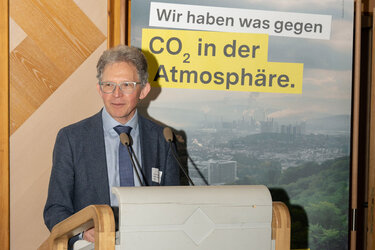 Landesforstpräsident Martin Strittmatter begrüßt die Teilnehmer zur Gemeinschaftswaldtagung.