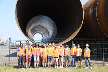 Gruppenfoto auf einem Spezialrohr für Offshore-Windkraftanlagen mit Durchmessern von bis zu 10 m