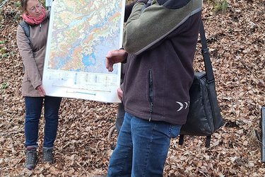 Prof. Schäffer erläutert im Wald eine Karte