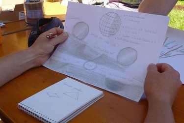 Student hält Zeichnung in den Händen