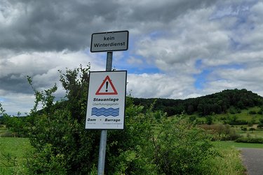 Warnschild - Stauanlage - Überflutungsgefahr