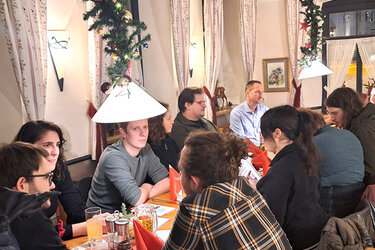 Teilnehmer der Feier sitzen an Tischen in der Gaststätte