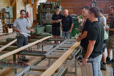 Studierende im Schulungssägewerk