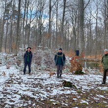 Gruppenfoto mit den Exkursionsteilnehmern im Wald