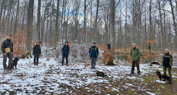 Gruppenfoto mit den Exkursionsteilnehmern im Wald