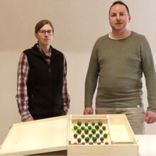 Die Studierenden Sarah Scholz und Ulrich Potell präsentieren das Holzmodell "Bodenschutz"