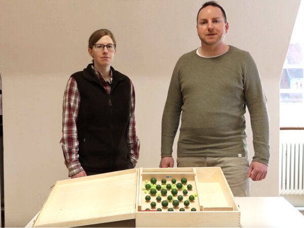 Die Studierenden Sarah Scholz und Ulrich Potell präsentieren das Holzmodell "Bodenschutz"