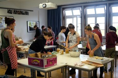 Studierende beim Abpacken von Lebensmitteln