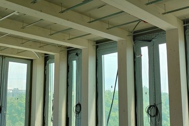Detailaufnahme der Decke und Fensterfront in der Baustelle