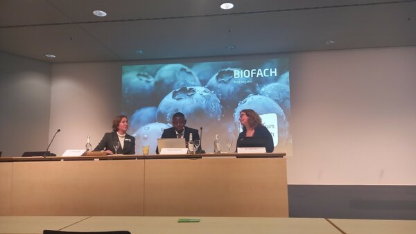 V.l.n.r. Dr. Christina Weber, Audace Nyionzima, Dr. Jutta Kister auf der Biofach in Nürnberg