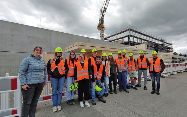 Gruppenfoto mit den Teilnehmern vor der Baustelle