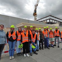 Gruppenfoto mit den Teilnehmern vor der Baustelle