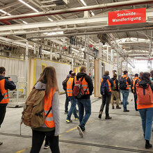 Studierende in der Produktionshalle