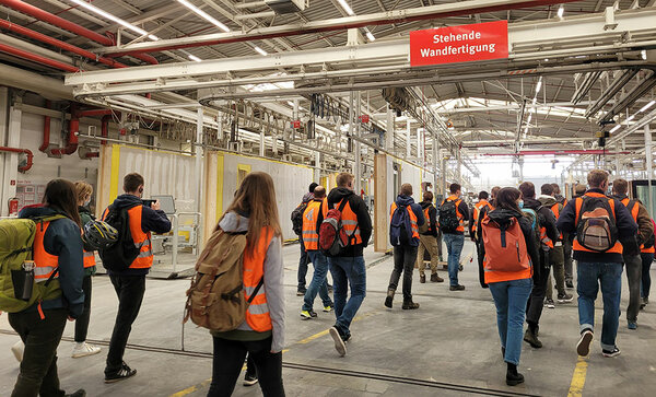 Studierende in der Produktionshalle