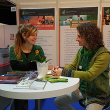 Beratungsgespräch am Messestand der Hochschule Rottenburg