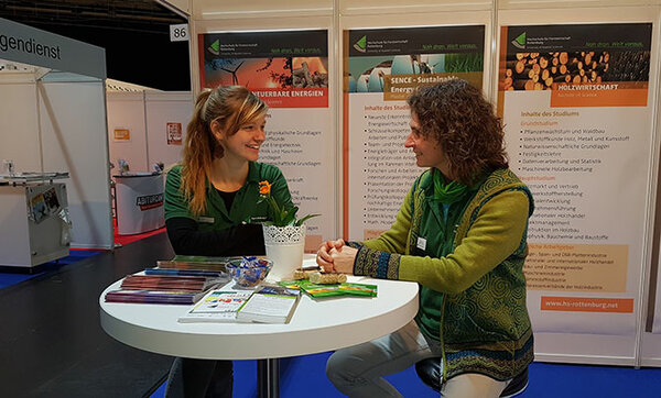 Beratungsgespräch am Messestand der Hochschule Rottenburg