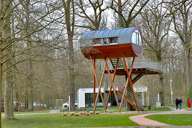 Blick auf ein modernes Baumhaus