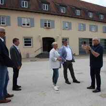 Cindy Holmberg und Daniel Lede Abal im Gespräch mit dem Rektorat im Innenhof der Hochschule